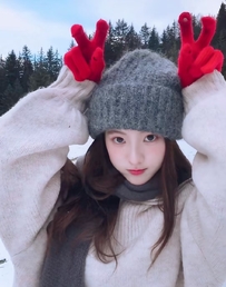 冬日雪景可爱女生比耶红色手套壁纸