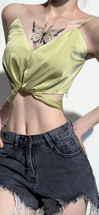 绿色吊带蝴蝶纹身辣妹时尚壁纸