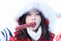 冬日雪景吃冰糖葫芦的可爱女孩高清壁纸