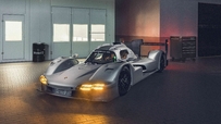 保时捷911 GT1赛车在现代化车库内展示