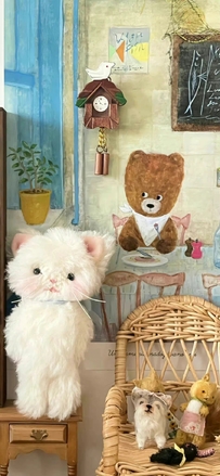 复古油画风毛绒玩具与布谷鸟钟