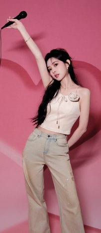 粉色背景手持麦克风美女壁纸