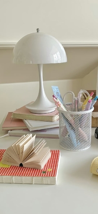 白色蘑菇台灯书桌一角ins风极简壁纸