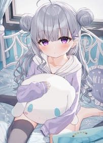 银发少女抱玉桂狗抱枕卧室壁纸