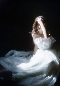 黑暗中发光的白裙艺术照