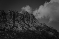 黑白纹理岩石山峰与云层