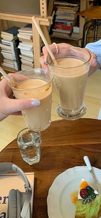 咖啡馆碰杯冰拿铁文艺手机壁纸