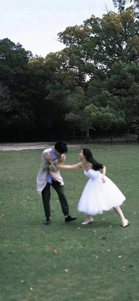 草地情侣互动胶片感情侣壁纸